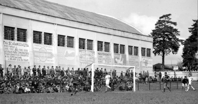 Atlético e Britânia no campo da Baixada em 1958 |