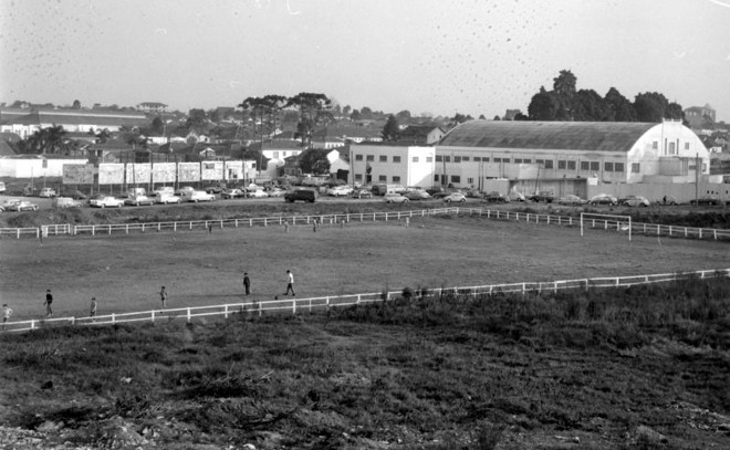 A Praça Afonso Botelho e o ginásio do Atlético ao fundo em 1968 |