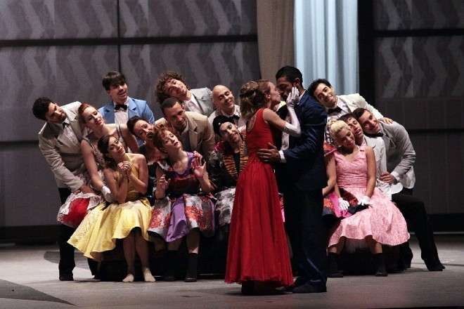 Baile em que os protagonistas se conhecem foi remodelado com a cara dos anos 1960 |