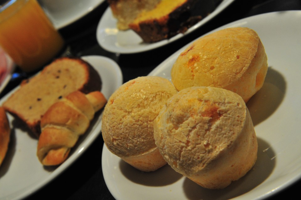 No café da manhã, o destaque é o pão de queijo | Carlos Bozelli / JL