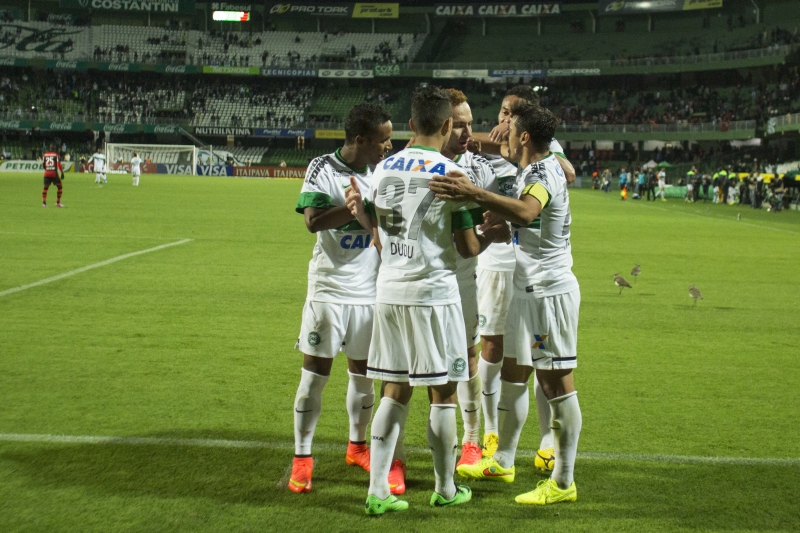 Jogadores comemoram o gol de Zé Love, de pênalti, o terceiro da vitória alviverde | Marcelo Andrade/ Gazeta do Povo