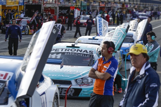 Recordista em provas pela Fórmula 1 e atual vice-líder da Stock Car, Rubens Barrichello, ficou em 16.º nos primeiros treinos livres |
