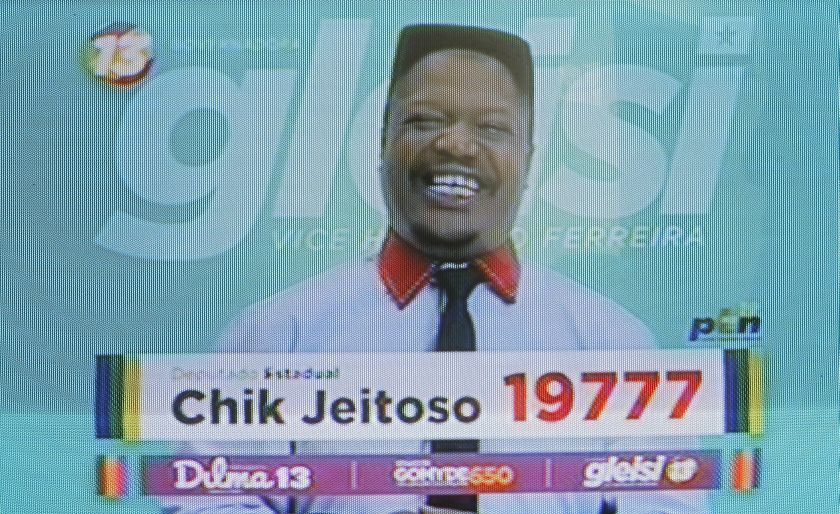 Bruxo Chik Jeitoso (PTN) parodiou o hit Tic Tic Nervoso, da banca Magazine, e criou o seu jingle de campanha: Eu vou votar no Chik Chik Jeitoso, Chik Chik Jeitoso, canta o candidato a deputado estadual | Jonathan Campos/Gazeta do Povo