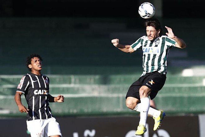 Volante Germano do Coritiba afasta a bola na partida com o Corinthians | 