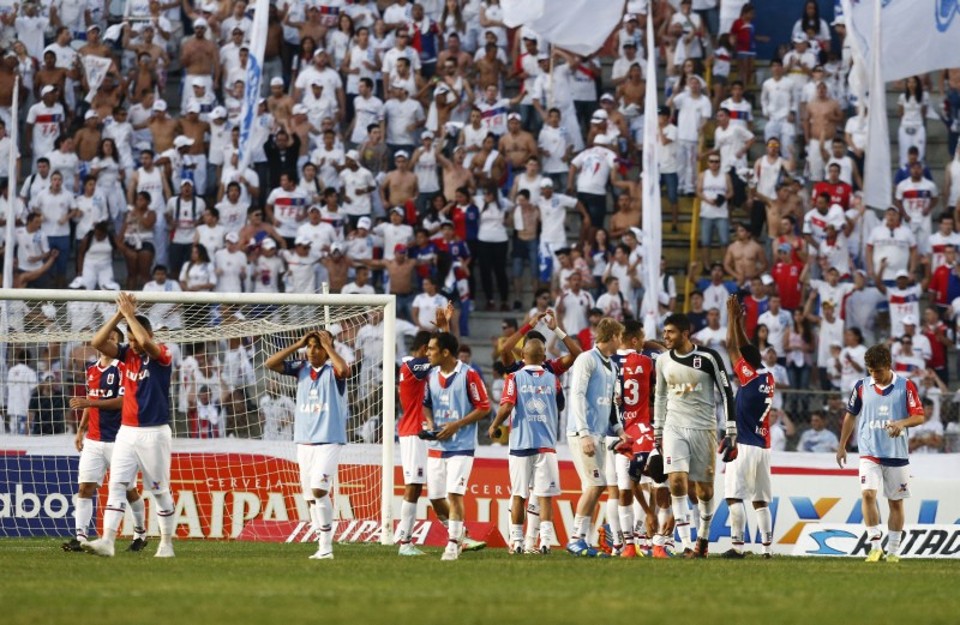 Goleiro Murilo, herói da tarde, e jogadores paranistas fazem a festa com a torcida | Hugo Harada / Gazeta do Povo