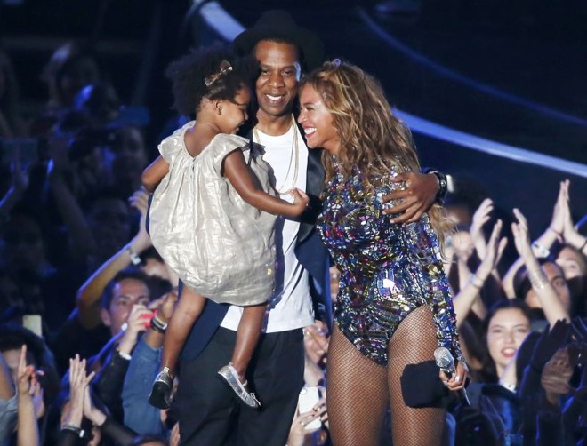 Beyoncé recebeu um prêmio por sua carreira musical das mãos do marido Jay Z e da filha Blue Ivy | Lucy Nicholson/Reuters