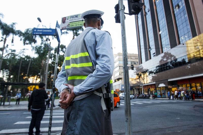 Atualmente, os agentes têm poder de polícia administrativa, só podem multar | André Rodrigues/ Gazeta do Povo