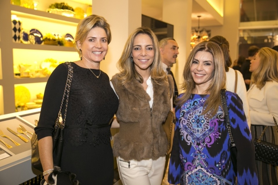 As amigas Daniela Frare, Débora Merhy e Denise Calixto (da esq. para a dir.) na badalada inauguração da loja Amare Presentes, que movimentou o circuito social da cidade na semana passada | Diego Pisante