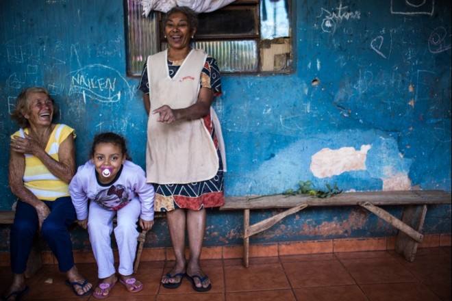 Enquanto conversa, dona Ana é observada pela Tìlia, vizinha e comadre. Ao lado, a neta Nicole |
