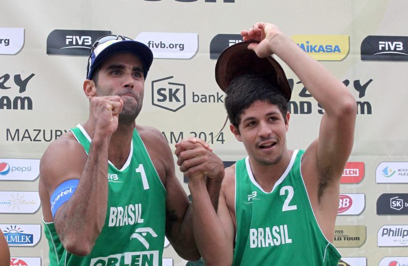 Dupla brasileira formada por Alvaro Filho (direita) e Pedro Salgado celebram conquista do Grand Slam da Polônia | EFE/EPA/Tomasz Waszczuk