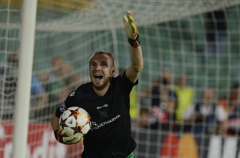 O zagueiro Cosmin Moti defendeu duas cobranças de pênalti e classificou o Ludogorets na Liga dos Campões | Vassil Donev / EFE
