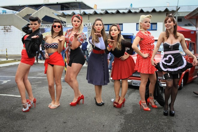 As pin-ups dividiram com as modelos os olhares curiosos |