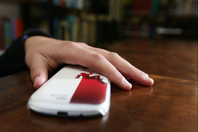 Estatísticas do governo norte-americano dizem que um entre cada três roubos no país envolvem um aparelho celular | Giuliano Gomes/Gazeta do Povo.