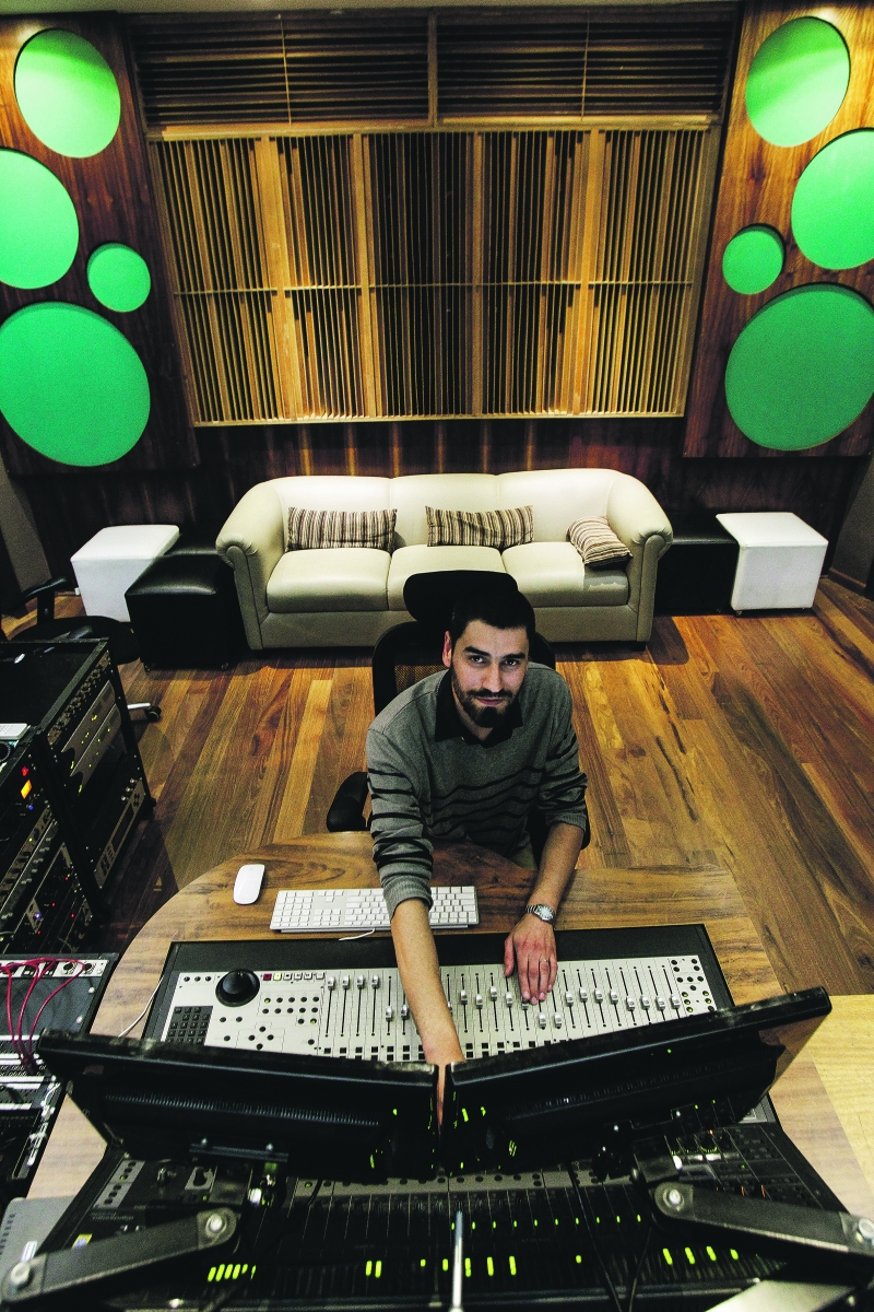 O produtor curitibano no estúdio Gramofone, do qual é sócio: cena curitibana entendeu a produção musical e tem ferramentas à altura dos principais centros | Daniel Castellano/Gazeta do Povo