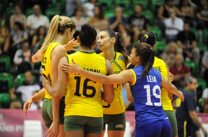 Jogadoras do Brasil comemoram a vitória diante da República Dominicana no Grand Prix de vôlei | Divulgação FIVB