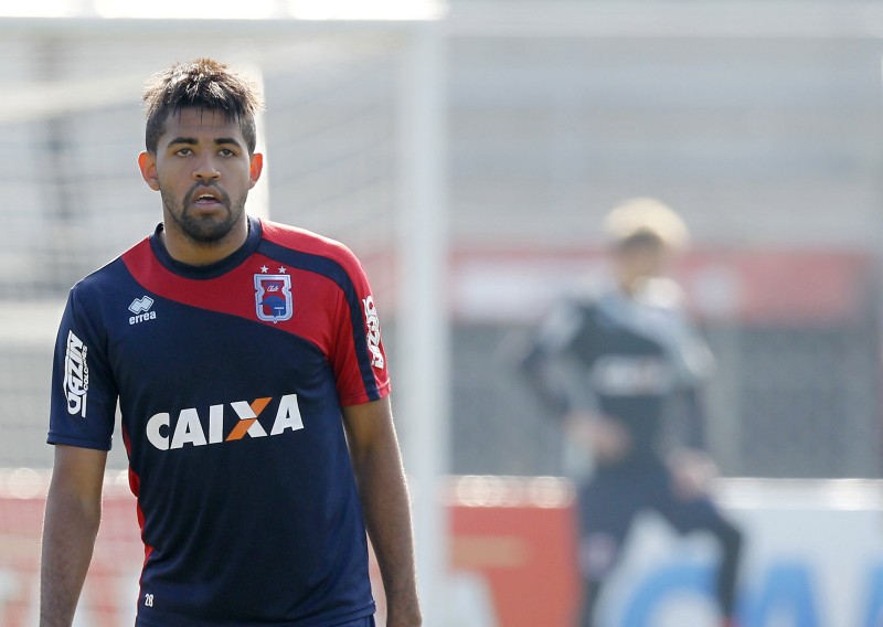 Arthur é um dos candidatos para substituir Giancarlo na partida contra o Atlético-GO | Antônio More / Gazeta do Povo