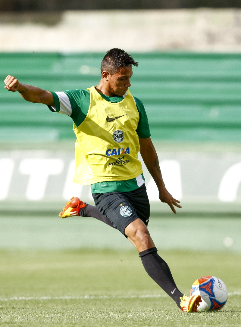 Dudu, que marcou golaço de fora da área contra o Vitória, treina chutes a gol | Hugo Harada/ Gazeta do Povo