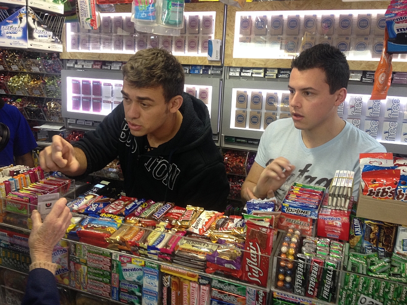 Pela manhã, passageiros conseguiram comprar créditos tanto para cartões convencionais quanto para os provisórios na Praça Carlos Gomes | Antonio Senkovski / Gazeta do Povo