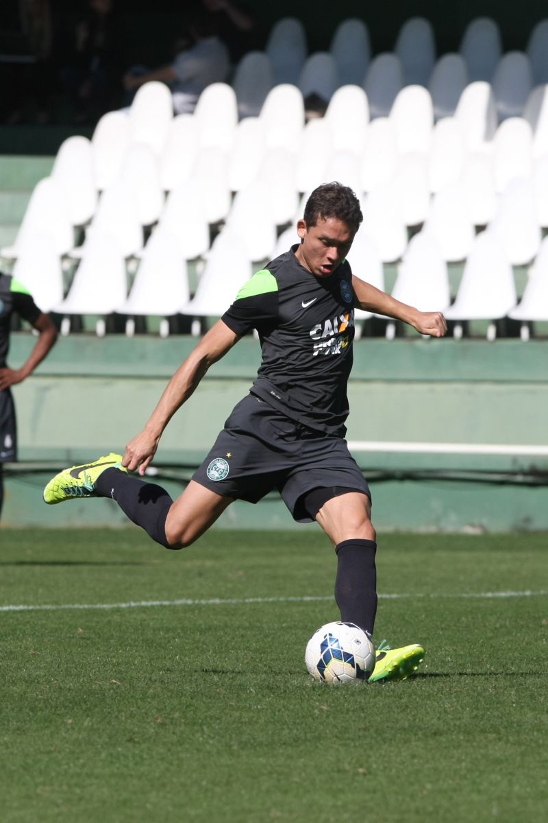 Keirrison tenta manter embalo após marcar de pênalti, sofrido por ele próprio, contra o Vitória | Aniele Nascimento/ Gazeta do Povo