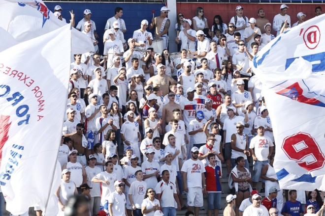 Torcida do Paraná compareceu em bom número na Vila Capanema |