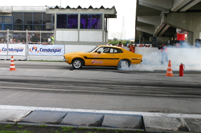A fumaça toma conta da pista com o burnout do Maverick | 