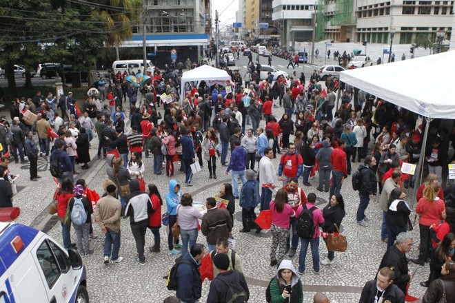 Professores se reúnem para iniciar caminhada em Curitiba |