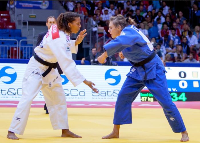 Campeã mundial em 2013, Rafaela Silva (de branco) acabou na quinta colocação esse ano | Reprodução Facebook Confederação Brasileira de Judô