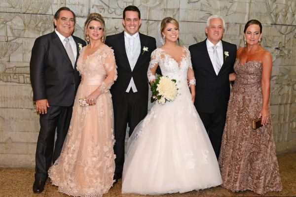 Os noivos, Giovani Valério e Mariana Galléas, com os pais dela, Dirceu e Zaira Galléas, e os pais dele, Carlos e Simone Valério | Fotos: Gerson Lima