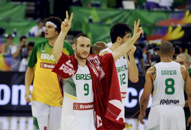 Base da seleção brasileira, Marcelinho Huertas (centro) celebra a vitória sobre a seleção do Irã, no Mundial de Basquete | EFE/Miguel Ángel Molina