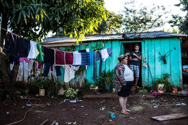 Erondina Aparecida Rosa dos Santos e o filho, Eramos Carlos Rosa dos Santos (18), moradores de Laranjal. Ele vai trabalhar em outras cidades e depois retorna para levar dinheiro para casa | 