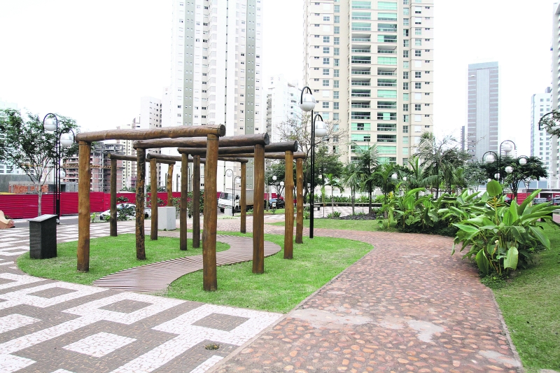 Praça Pé Vermelho surgiu por iniciativa da construtora Plaenge |