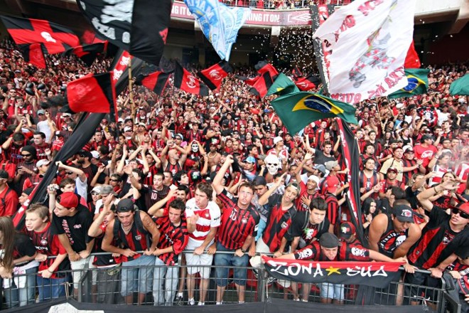 A torcida rubro-negra na curva da Buenos Aires em 2009 |
