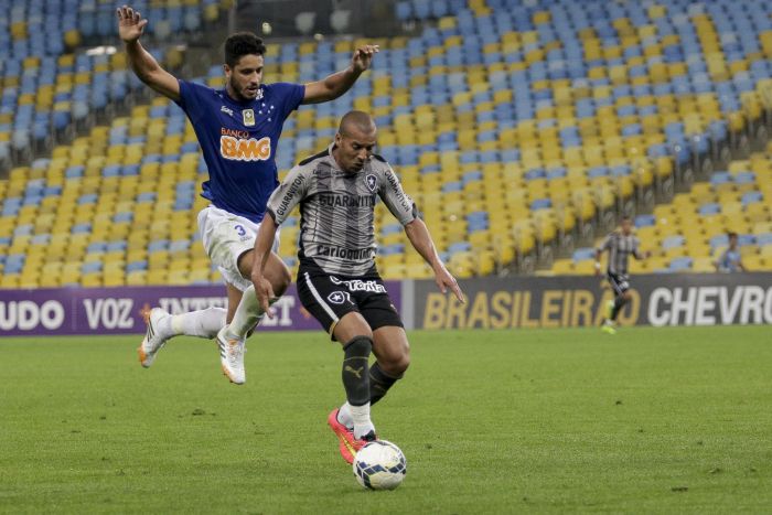 Léo tenta roubar a bola de Emerson Sheik no empate entre Botafogo e Cruzeiro | Rudy Trindade/Folhapress