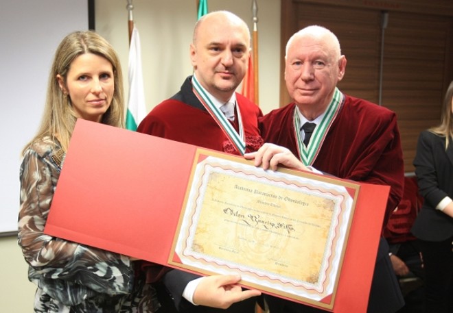 Na posse dos novos membros da Academia Paranaense de Odontologia, na sede da Associação Médica do Paraná, Odilon Guariza Filho, acompanhado da mulher, Daniele Protzek Guariza, recebeu o certificado das mãos do próprio pai, Odilon Guariza |