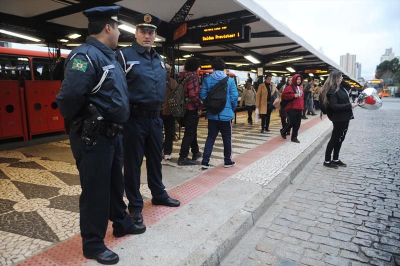 Guardas fazem ronda em horário de pico, no Terminal do Cabral | Prefeitura de Curitiba/Everson Bressan