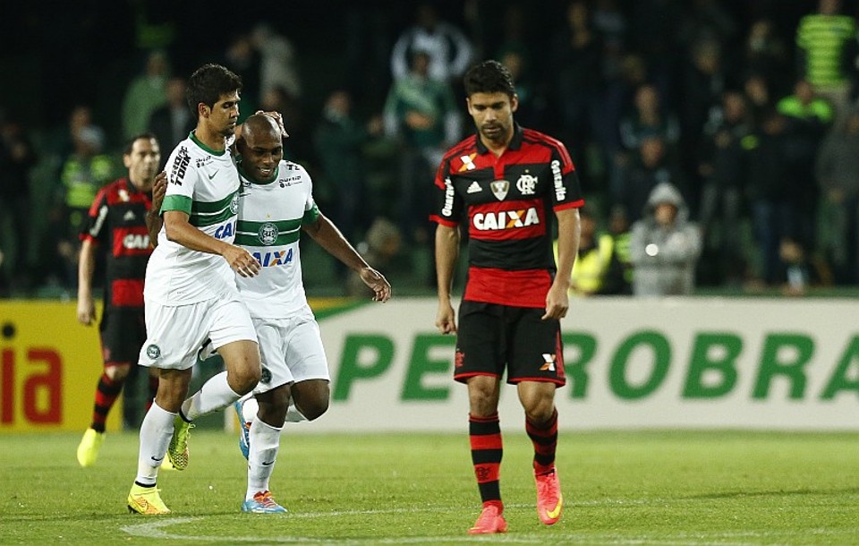 Leandro Almeida comemora o primeiro gol do Coritiba sobre o Flamengo | Hugo Harada / Gazeta do Povo