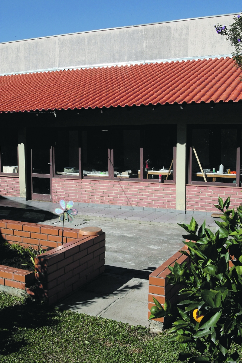 R$30 é o preço médio do m² para a pintura de um telhado, incluindo mão de obra e material. A lavagem das telhas custa cerca de R$ 10 por m² | Aniele Nascimento/Gazeta do Povo