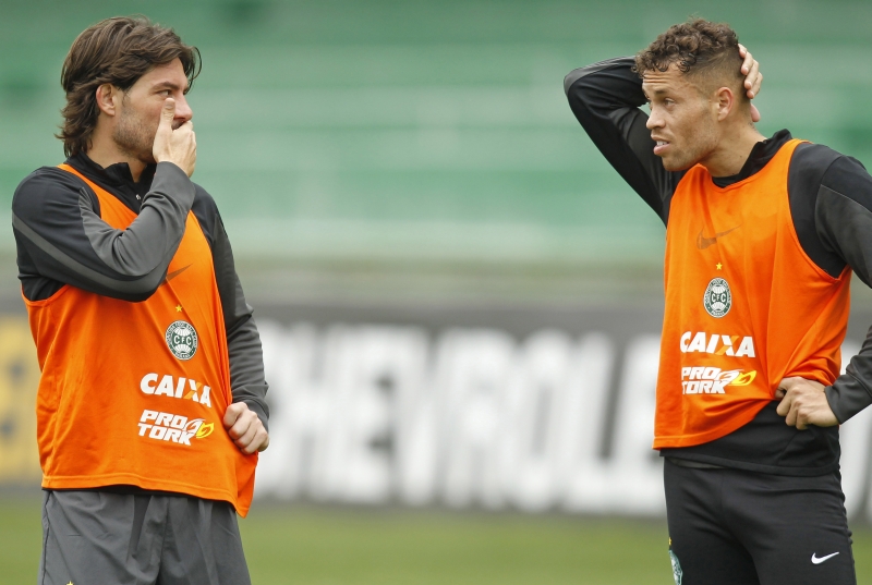 Germano (à esq.) e Baraka são os principais responsáveis pela marcação no meio de campo do Coritiba | Antônio More/ Gazeta do Povo
