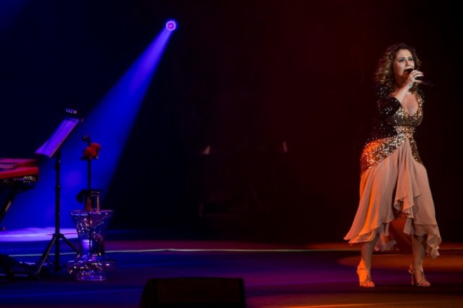 Cantando e dançando, Maria Rita levantou o público em Curitiba |