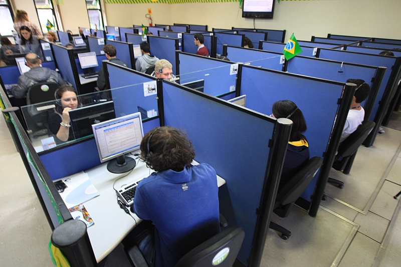 Os cem atendentes do 156 recebem juntos cerca de 6 mil chamadas por dia | Ivonaldo Alexandre/Gazeta do Povo
