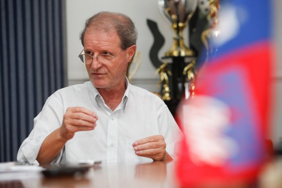 Junto com o presidente Rubens Bohlen, vice de futebol Celso Bittencourt segue atrás do dinheiro para pagar o elenco do Paraná | André Rodrigues / Gazeta do Povo