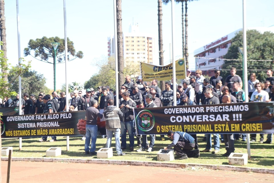 Com faixas, agentes penitenciários afirmaram que suas condições de trabalho são precárias | Marcelino Duarte/Especial para a Gazeta do Povo