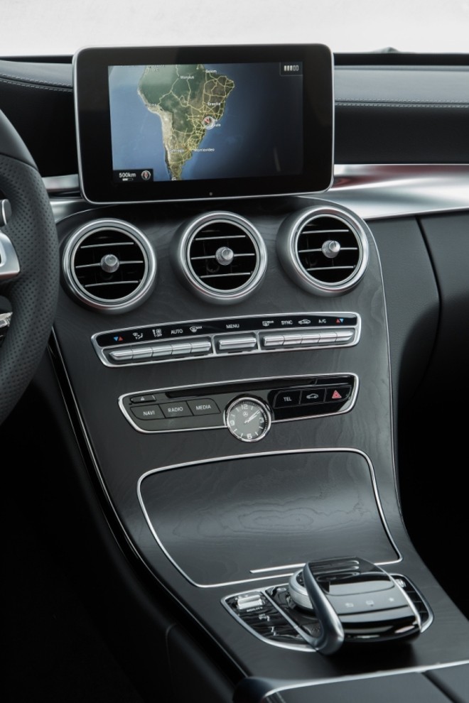 Touchpad: O novo touchpad está posicionado na base do console central. Ela remete à experiência de um smartphone, para acessar as funções do carro na tela de 8,4 polegadas, mas o seletor