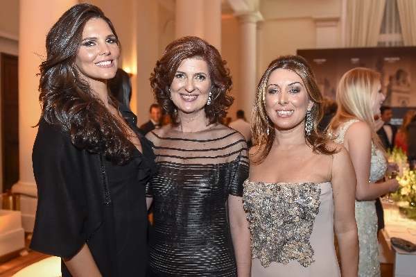 A diretora executiva do Complexo Pequeno Príncipe, Ety Cristina Forte Carneiro, entre a modelo Daniella Sarahyba (à esq.) e a curitibana radicada em Nova York Danielle Behring no jantar de gala realizado pelo hospital pediátrico curitibano, nesta quinta-feira, no Hotel Copacabana Palace, no Rio de Janeiro | Fotos: Ide Gomes