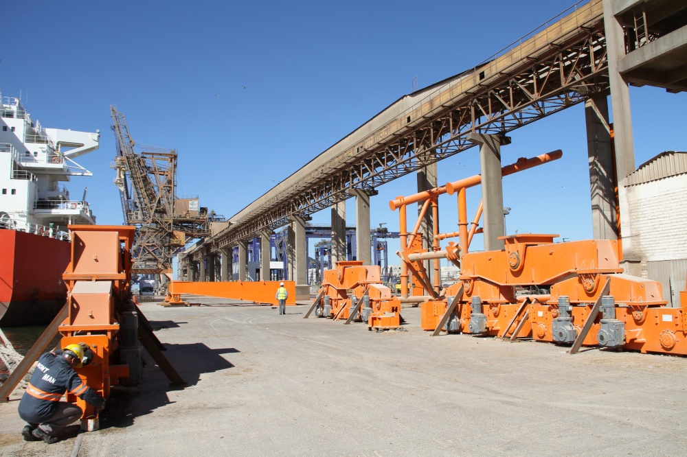 Bases do primeiro de quatro novos carregadores estão na retroárea de Paranguá. Equipamentos são montados ao mesmo tempo em que os embarques ocorrem normalmente no porto. | Appa / Divulgaa§a£o