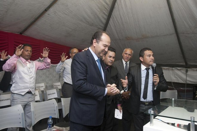 O candidato à Presidência, Pastor Everaldo (PSC), participou neste sábado na Cidade Industrial de Curitiba (CIC) de um culto promovido pela ONG Anjos |