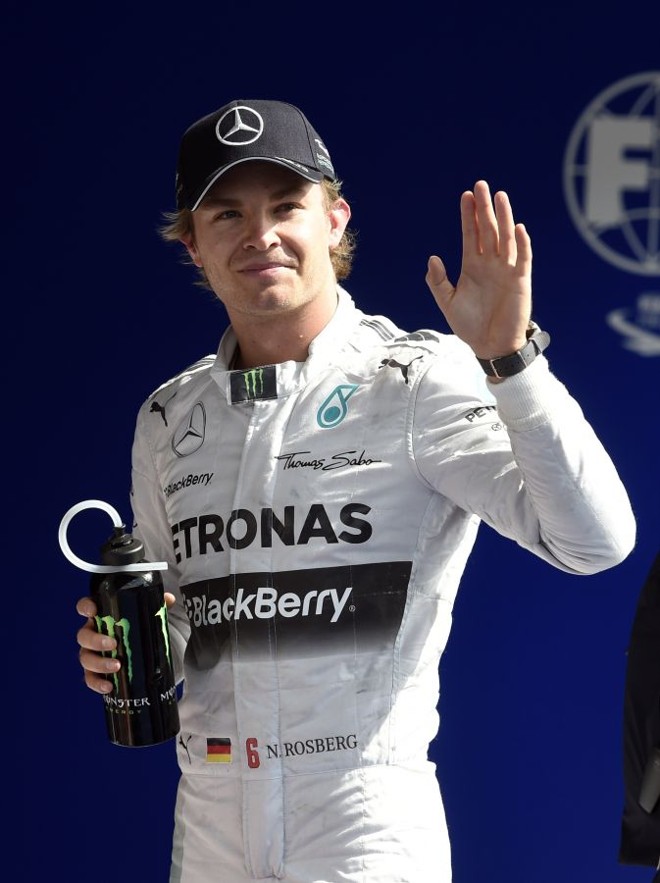 Piloto da Mercedes cumprimenta fãs, após conquistar pole position em Spa-Francorchamps | 