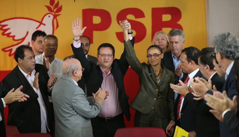 Marina e o seu vice (de mãos dadas), o deputado Beto Albuquerque: discurso de unidade, mas crise interna na aliança | Sérgio Lima/Folhapress