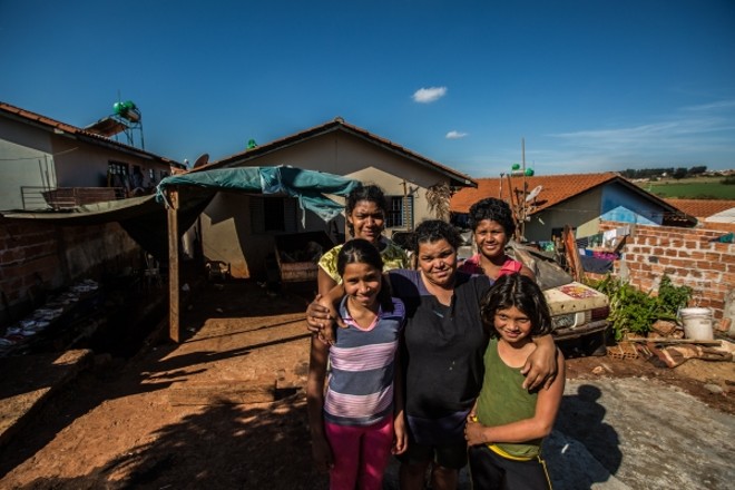 Cleusa Viana Pires e as filhas Mikaeli, Andrieli e Fabiele. Atrás com camiseta verde, uma das noras |
