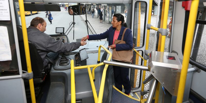 O pagamento em dinheiro não é mais permitido em 66 linhas de ônibus da capital | Giulliano Gomes/Gazeta do Povo